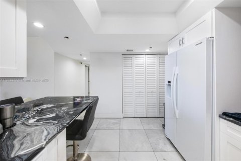 Condo in Miami, Florida, 2 bedrooms  № 1940940 - photo 17