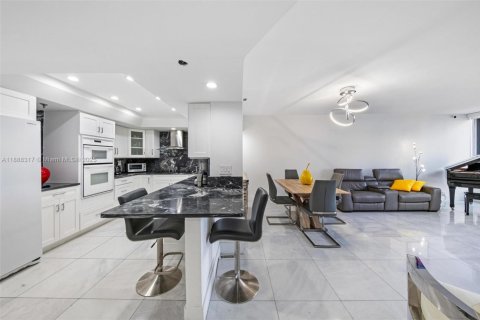Condo in Miami, Florida, 2 bedrooms  № 1940940 - photo 15