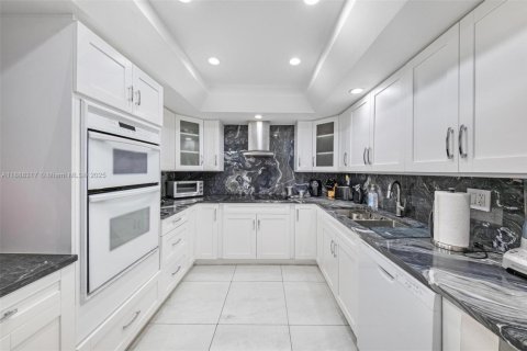 Condo in Miami, Florida, 2 bedrooms  № 1940940 - photo 16