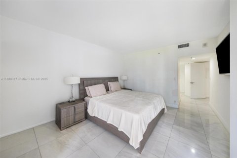 Condo in Miami, Florida, 2 bedrooms  № 1940940 - photo 7