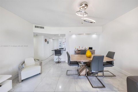 Condo in Miami, Florida, 2 bedrooms  № 1940940 - photo 24