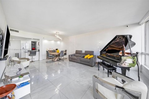Condo in Miami, Florida, 2 bedrooms  № 1940940 - photo 23
