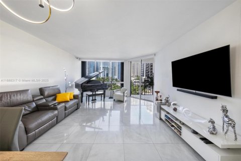 Condo in Miami, Florida, 2 bedrooms  № 1940940 - photo 20