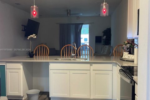 House in Port St. Lucie, Florida 3 bedrooms, 151.71 sq.m. № 2045550 - photo 8