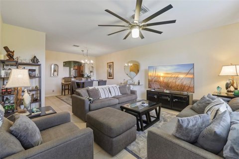 Townhouse in Cape Coral, Florida 3 bedrooms, 183.67 sq.m. № 1754468 - photo 12