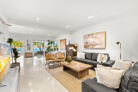 House in Miami Beach, Florida 4 bedrooms, 248.23 sq.m. № 2043191 - photo 11