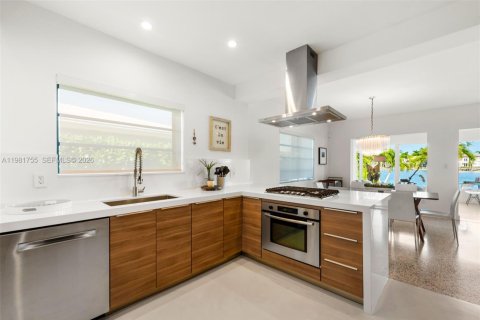 House in Miami Beach, Florida 4 bedrooms, 248.23 sq.m. № 2043191 - photo 23