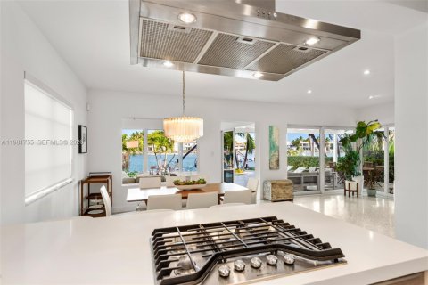 House in Miami Beach, Florida 4 bedrooms, 248.23 sq.m. № 2043191 - photo 24