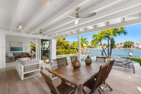 House in Miami Beach, Florida 4 bedrooms, 248.23 sq.m. № 2043191 - photo 9