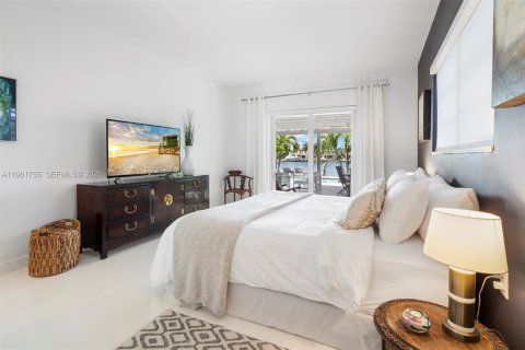 House in Miami Beach, Florida 4 bedrooms, 248.23 sq.m. № 2043191 - photo 26