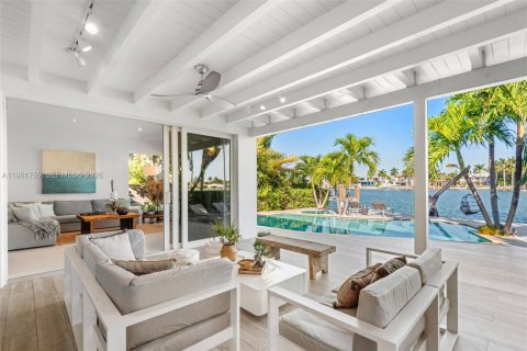 House in Miami Beach, Florida 4 bedrooms, 248.23 sq.m. № 2043191 - photo 10