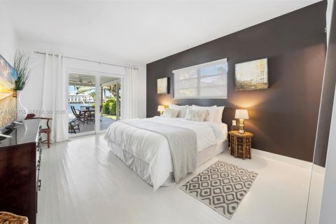 House in Miami Beach, Florida 4 bedrooms, 248.23 sq.m. № 2043191 - photo 25