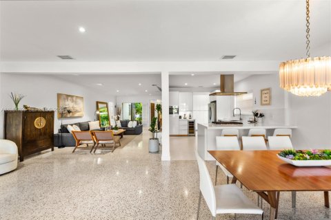 House in Miami Beach, Florida 4 bedrooms, 248.23 sq.m. № 2043191 - photo 15