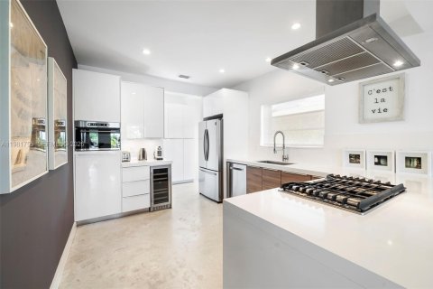 House in Miami Beach, Florida 4 bedrooms, 248.23 sq.m. № 2043191 - photo 20