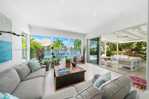 House in Miami Beach, Florida 4 bedrooms, 248.23 sq.m. № 2043191
