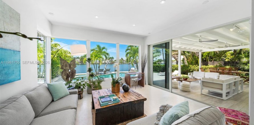 House in Miami Beach, Florida 4 bedrooms, 248.23 sq.m. № 2043191