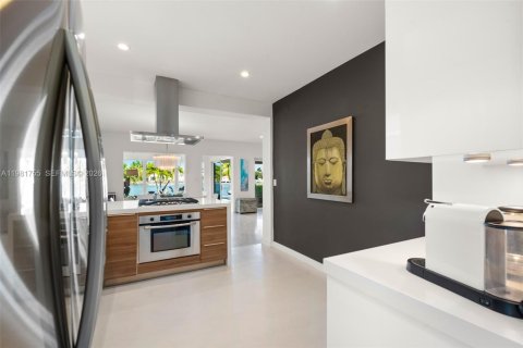 House in Miami Beach, Florida 4 bedrooms, 248.23 sq.m. № 2043191 - photo 21
