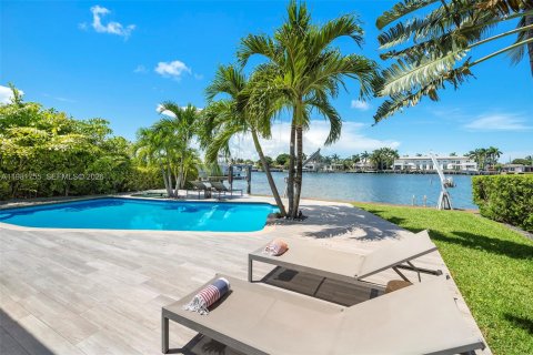 House in Miami Beach, Florida 4 bedrooms, 248.23 sq.m. № 2043191 - photo 4