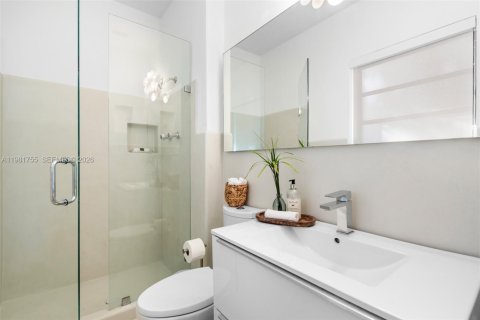 House in Miami Beach, Florida 4 bedrooms, 248.23 sq.m. № 2043191 - photo 28