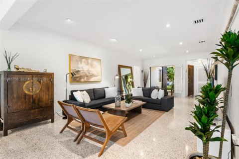 House in Miami Beach, Florida 4 bedrooms, 248.23 sq.m. № 2043191 - photo 13