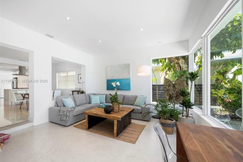 House in Miami Beach, Florida 4 bedrooms, 248.23 sq.m. № 2043191 - photo 8