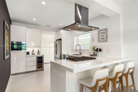 House in Miami Beach, Florida 4 bedrooms, 248.23 sq.m. № 2043191 - photo 19