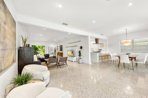 House in Miami Beach, Florida 4 bedrooms, 248.23 sq.m. № 2043191 - photo 16