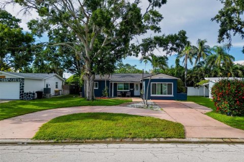 House in Saint Petersburg, Florida 3 bedrooms, 135.82 sq.m. № 1916163 - photo 2