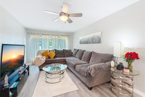 House in Saint Petersburg, Florida 3 bedrooms, 135.82 sq.m. № 1916163 - photo 8