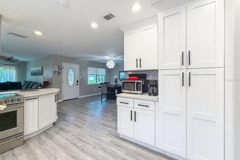 House in Saint Petersburg, Florida 3 bedrooms, 135.82 sq.m. № 1916163 - photo 7