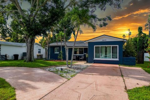 House in Saint Petersburg, Florida 3 bedrooms, 135.82 sq.m. № 1916163 - photo 1