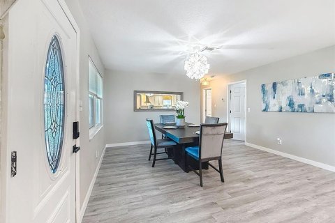 House in Saint Petersburg, Florida 3 bedrooms, 135.82 sq.m. № 1916163 - photo 9