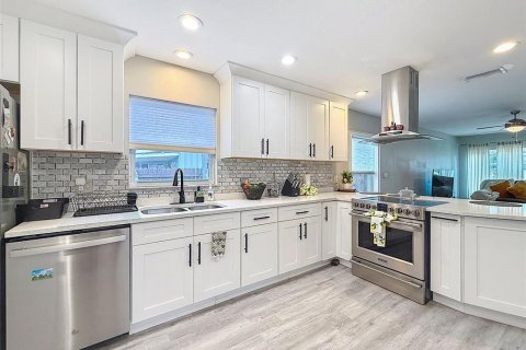 House in Saint Petersburg, Florida 3 bedrooms, 135.82 sq.m. № 1916163 - photo 6