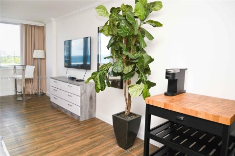 Condominio en venta en Sunny Isles Beach, Florida, 39.02 m2 № 1979794 - foto 10