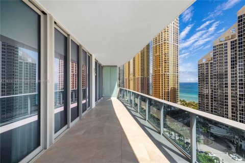 Снять в аренду кондоминиум в Санни-Айлс-Бич, Флорида 2 спальни, 128.95м2, № 1811324 - фото 2