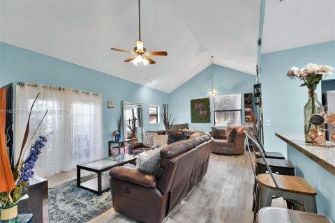 Condo in North Lauderdale, Florida, 3 bedrooms  № 1811486 - photo 12