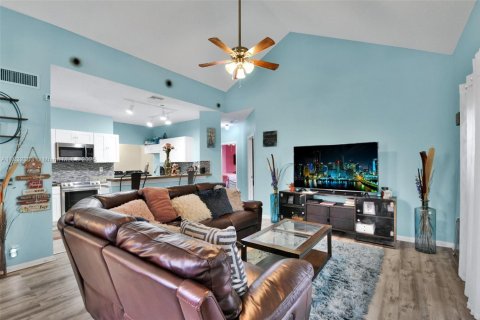 Condo in North Lauderdale, Florida, 3 bedrooms  № 1811486 - photo 9