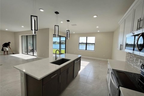 Villa ou maison à louer à North Port, Floride: 5 chambres, 339.28 m2 № 2408245 - photo 10
