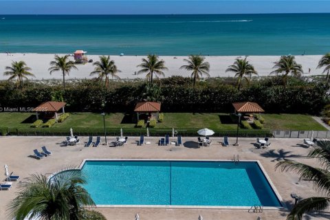 Купить кондоминиум в Майами-Бич, Флорида 2 спальни, 121.24м2, № 1983413 - фото 1