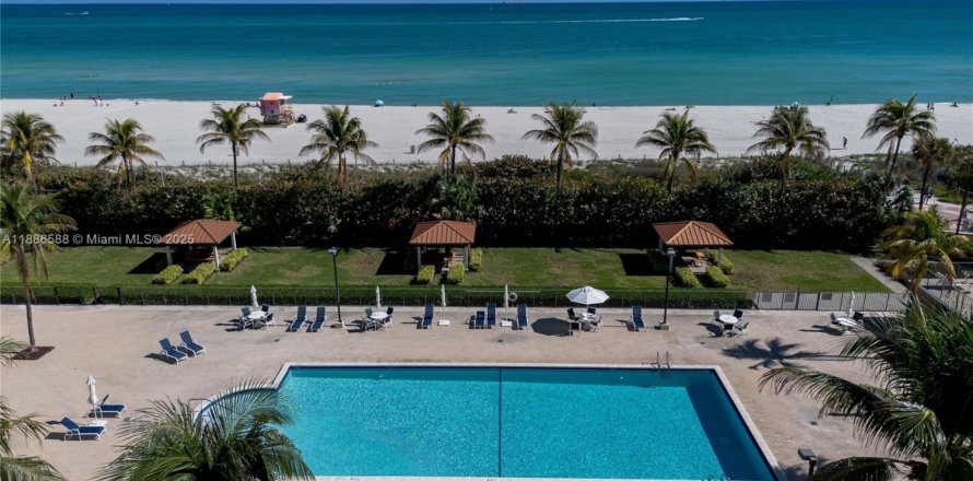 Кондоминиум с 2 спальнями в Майами-Бич, Флорида № 1983413