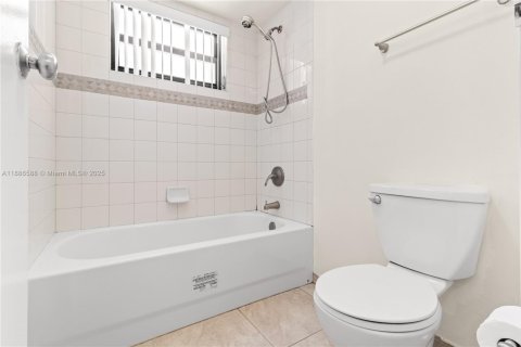 Купить кондоминиум в Майами-Бич, Флорида 2 спальни, 121.24м2, № 1983413 - фото 12