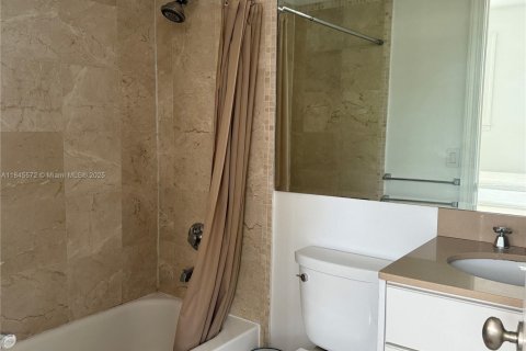 Condo in Miami Beach, Florida, 2 bedrooms  № 1890574 - photo 11