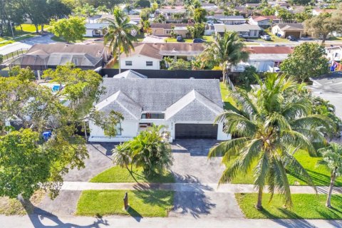 Дом в Пемброк-Пайнс, Флорида 3 спальни, 143.35м2 № 2026578