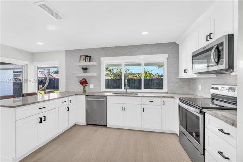 Купить виллу или дом в Пемброк-Пайнс, Флорида 3 спальни, 143.35м2, № 2026578 - фото 23