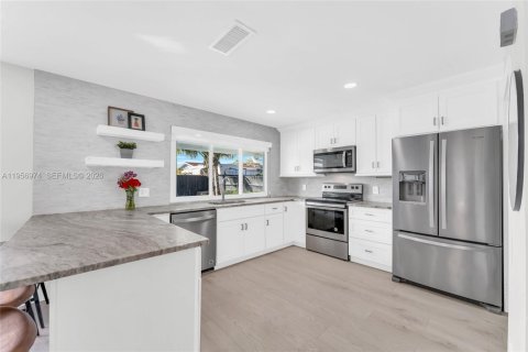 Купить виллу или дом в Пемброк-Пайнс, Флорида 3 спальни, 143.35м2, № 2026578 - фото 22