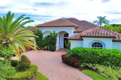 Снять в аренду виллу или дом в Уэстон, Флорида 5 спален, 392.33м2, № 1990510 - фото 4