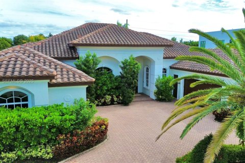 Снять в аренду виллу или дом в Уэстон, Флорида 5 спален, 392.33м2, № 1990510 - фото 5