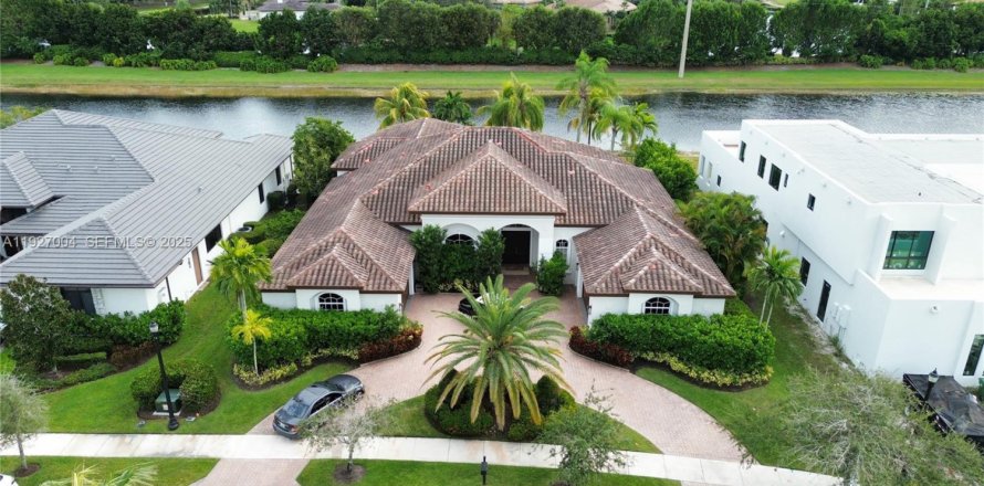 Дом в Уэстон, Флорида 5 спален, 392.33м2 № 1990510