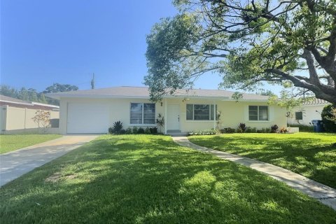 House in Saint Petersburg, Florida 2 bedrooms, 98.1 sq.m. № 1847832 - photo 1