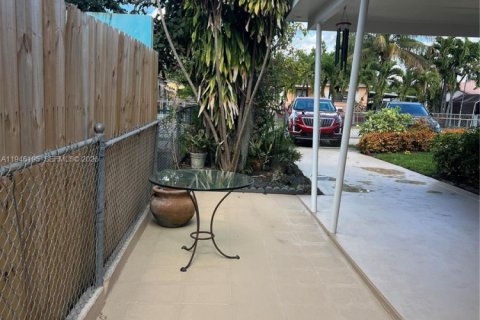 Casa en venta en Hialeah, Florida, 4 dormitorios, 110.18 m2 № 2002564 - foto 9